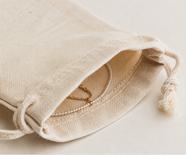 Detalle de bolsa de tocuyo para proteger y presentar joyas